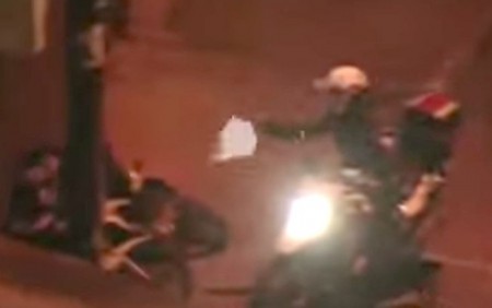 PM flagrado atirando em suspeitos de roubo é colocado em liberdade